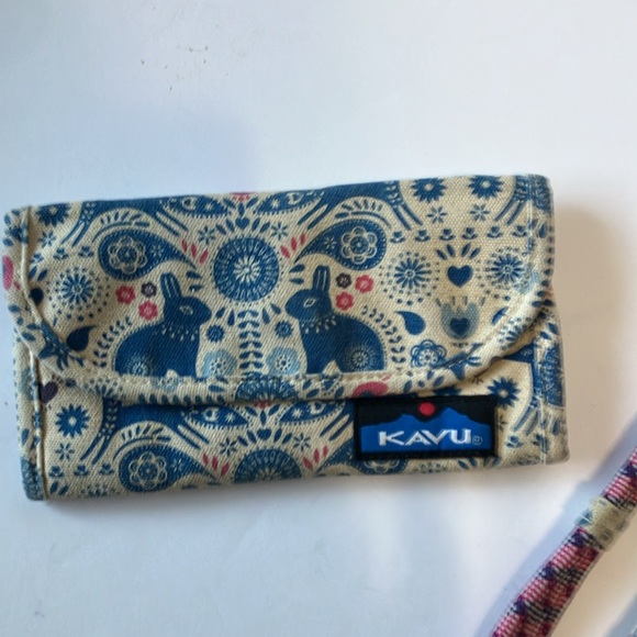 Kavu women’s sling pack with matching Wallet - Picture 9 of 16